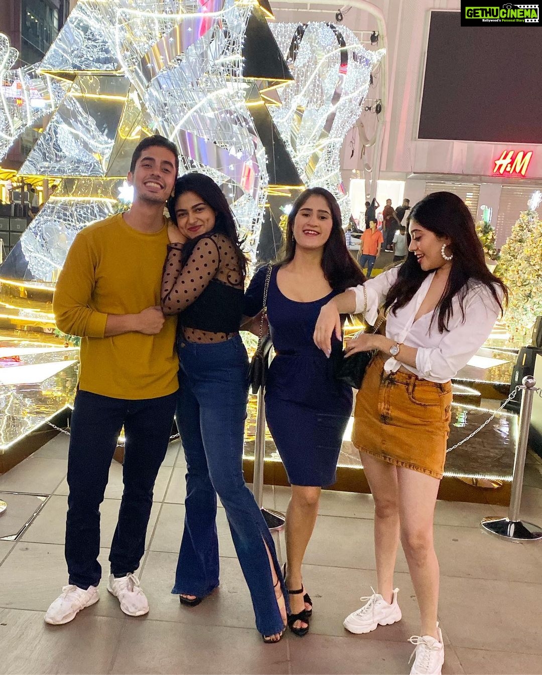 Siddhi Idnani Instagram - My bestieeee for lifeeeeee 💛 #throwback