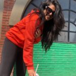 Siddhi Idnani Instagram - When the blogger friend uses you to set her frame 😜 #notcomplaining @riiizuss 🥳 Food Mall On Mumbai-Pune Expressway