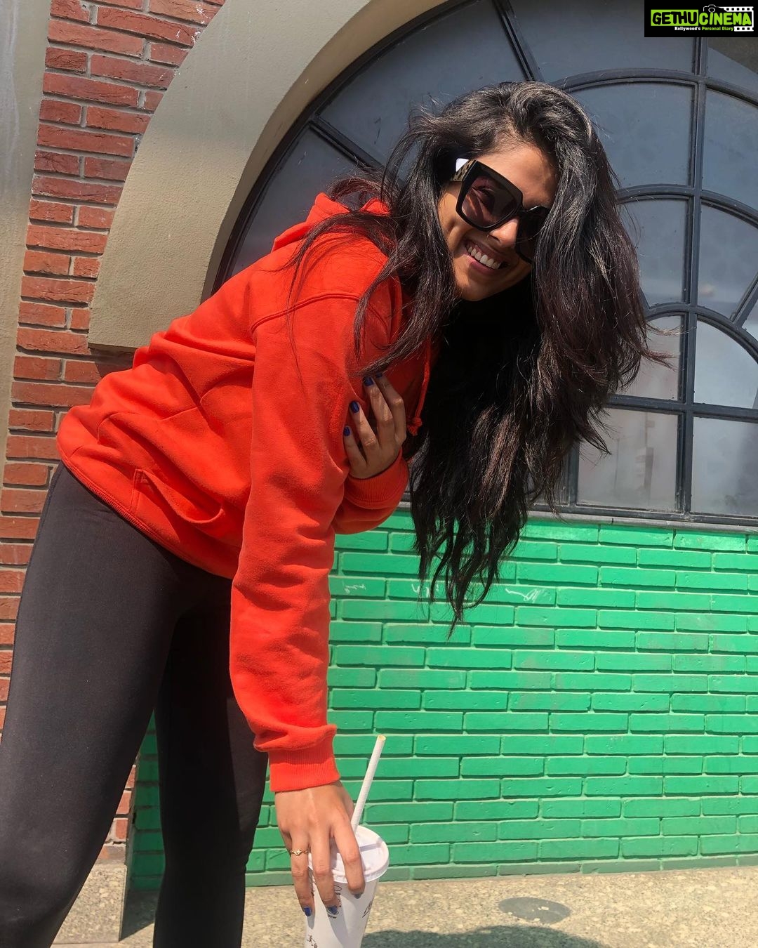 Siddhi Idnani Instagram - When the blogger friend uses you to set her frame 😜 #notcomplaining @riiizuss 🥳 Food Mall On Mumbai-Pune Expressway