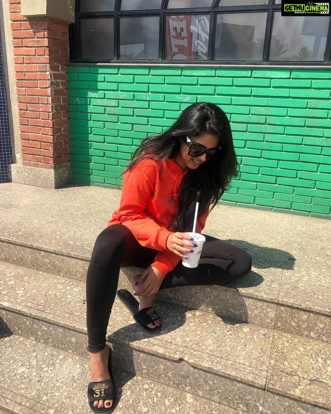Siddhi Idnani Instagram - When the blogger friend uses you to set her frame 😜 #notcomplaining @riiizuss 🥳 Food Mall On Mumbai-Pune Expressway