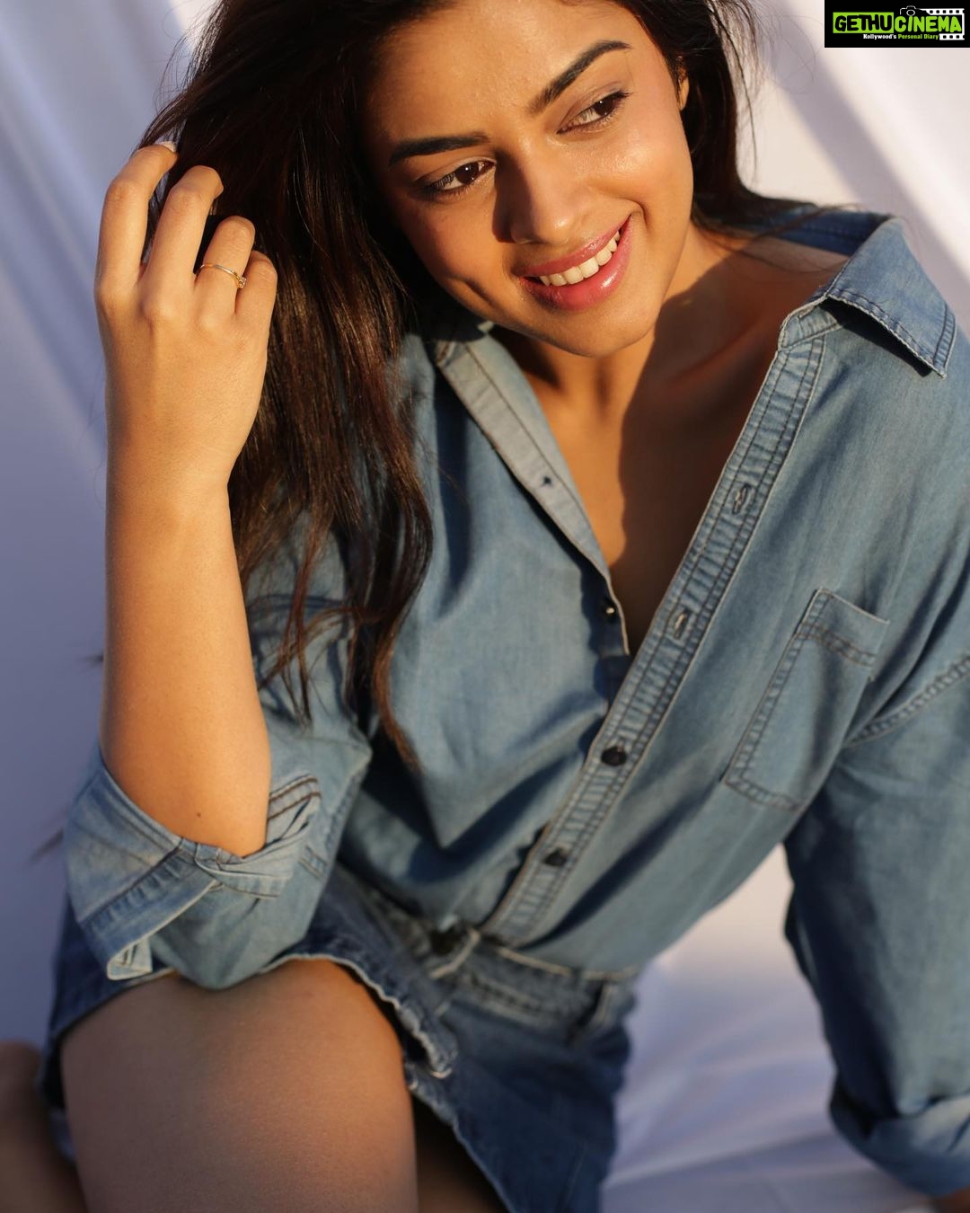 Siddhi Idnani Instagram - You owe it to yourself to become everything you’ve ever dreamed of being. ✨ . . . @amolswarnakar gotta do this again asap!! 😍