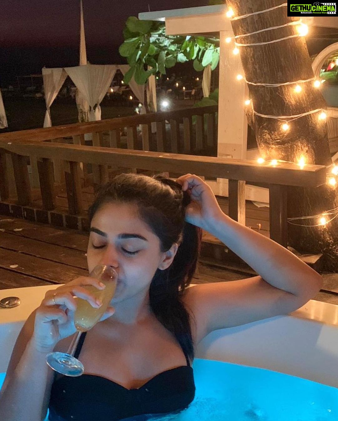 Siddhi Idnani Instagram - Started my year with some mimosas in a jacuzzi 🌴🌊🍍#2020LookingGood Goa