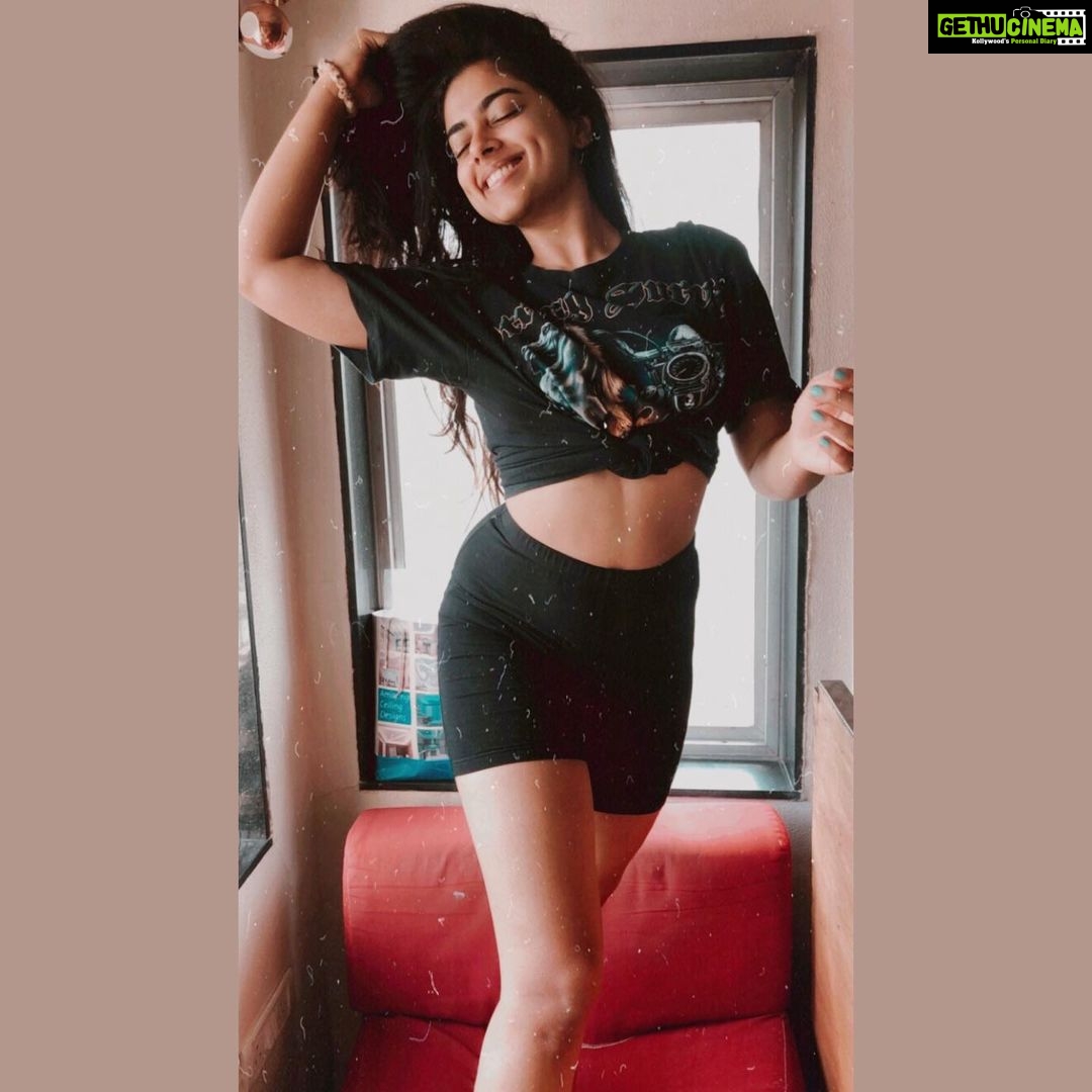 Siddhi Idnani Instagram - post yoga enthusiasm leading to instagramable pictures 🧘♀️🐒 #AllAboutTheInnerGlow Santacruz West
