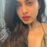 Siddhi Idnani Instagram - ”Tumhara koi haq nahi banta… ki tum itnii khoobsurat lago… Not fair!” 🤙🏻🥳 . . P.s who needs filters when @aashnamhambrey gotcha new phone and what’s her phone without my 1718 selfies 🤙🏻🤙🏻🤙🏻