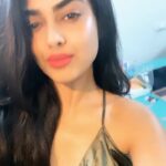 Siddhi Idnani Instagram - ”Tumhara koi haq nahi banta… ki tum itnii khoobsurat lago… Not fair!” 🤙🏻🥳 . . P.s who needs filters when @aashnamhambrey gotcha new phone and what’s her phone without my 1718 selfies 🤙🏻🤙🏻🤙🏻