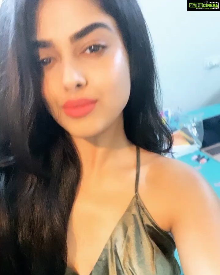 Siddhi Idnani Instagram - ”Tumhara koi haq nahi banta… ki tum itnii khoobsurat lago… Not fair!” 🤙🏻🥳 . . P.s who needs filters when @aashnamhambrey gotcha new phone and what’s her phone without my 1718 selfies 🤙🏻🤙🏻🤙🏻