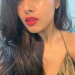 Siddhi Idnani Instagram - ”Tumhara koi haq nahi banta… ki tum itnii khoobsurat lago… Not fair!” 🤙🏻🥳 . . P.s who needs filters when @aashnamhambrey gotcha new phone and what’s her phone without my 1718 selfies 🤙🏻🤙🏻🤙🏻