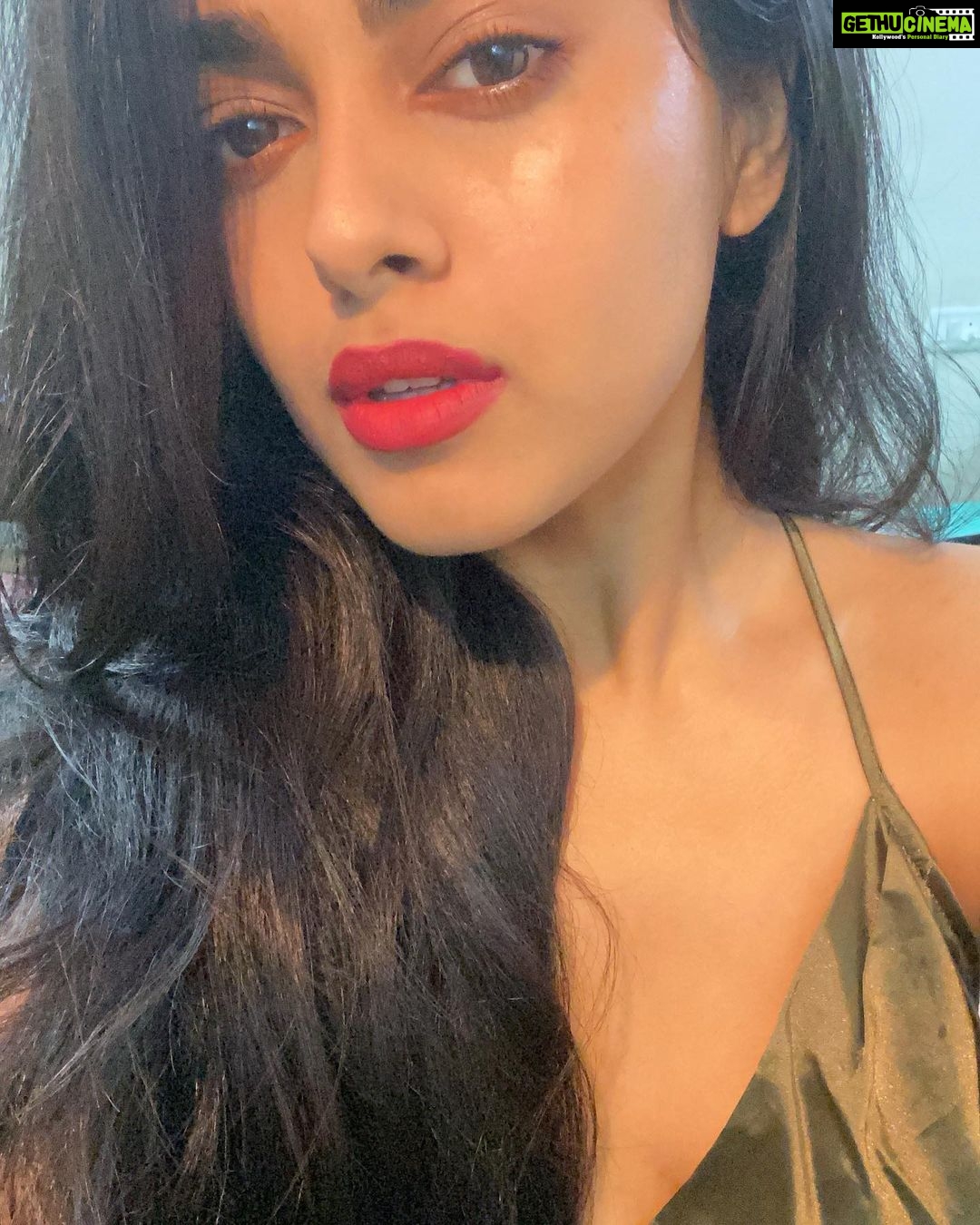 Siddhi Idnani Instagram - ”Tumhara koi haq nahi banta… ki tum itnii khoobsurat lago… Not fair!” 🤙🏻🥳 . . P.s who needs filters when @aashnamhambrey gotcha new phone and what’s her phone without my 1718 selfies 🤙🏻🤙🏻🤙🏻