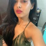 Siddhi Idnani Instagram - ”Tumhara koi haq nahi banta… ki tum itnii khoobsurat lago… Not fair!” 🤙🏻🥳 . . P.s who needs filters when @aashnamhambrey gotcha new phone and what’s her phone without my 1718 selfies 🤙🏻🤙🏻🤙🏻