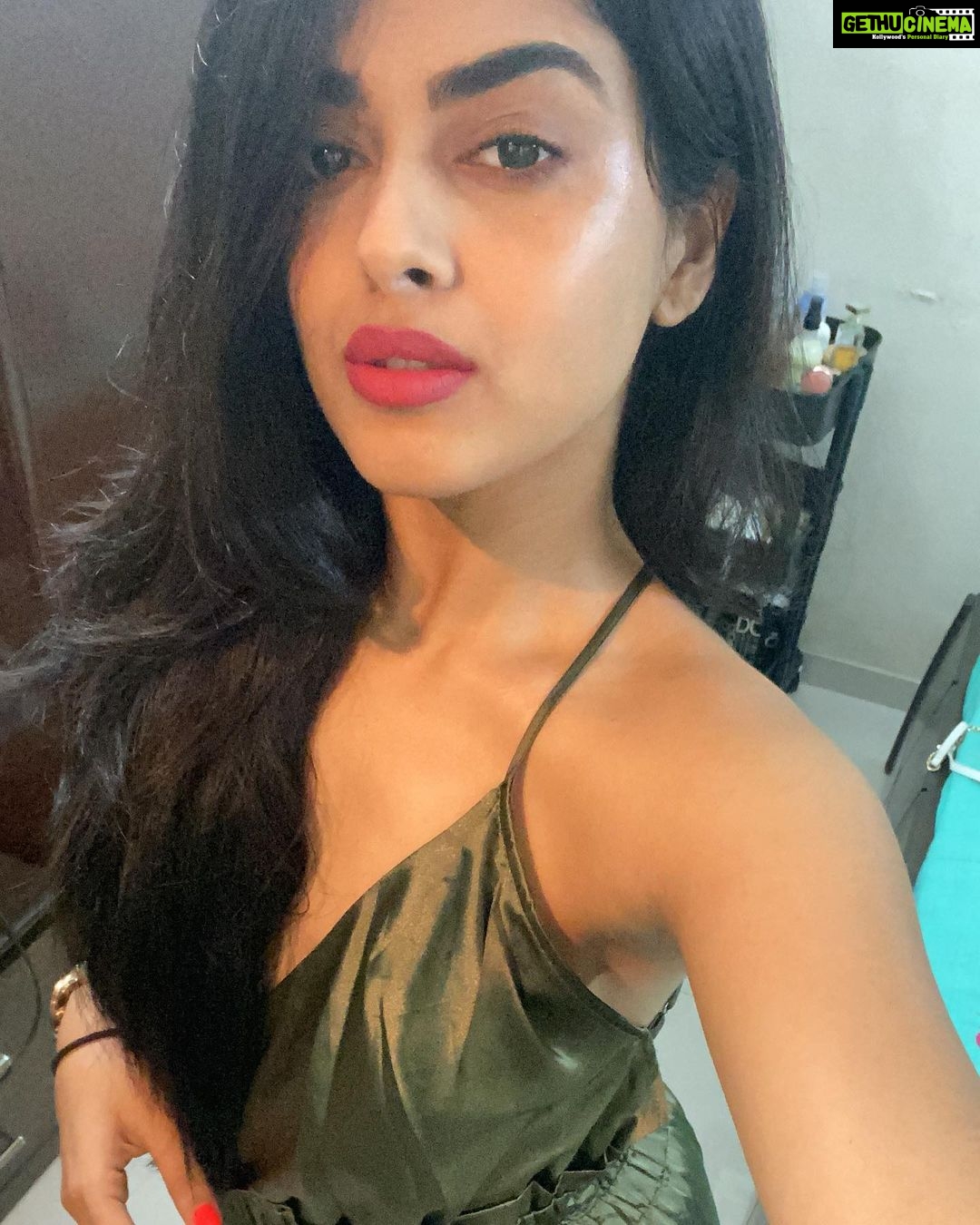 Siddhi Idnani Instagram - ”Tumhara koi haq nahi banta… ki tum itnii khoobsurat lago… Not fair!” 🤙🏻🥳 . . P.s who needs filters when @aashnamhambrey gotcha new phone and what’s her phone without my 1718 selfies 🤙🏻🤙🏻🤙🏻