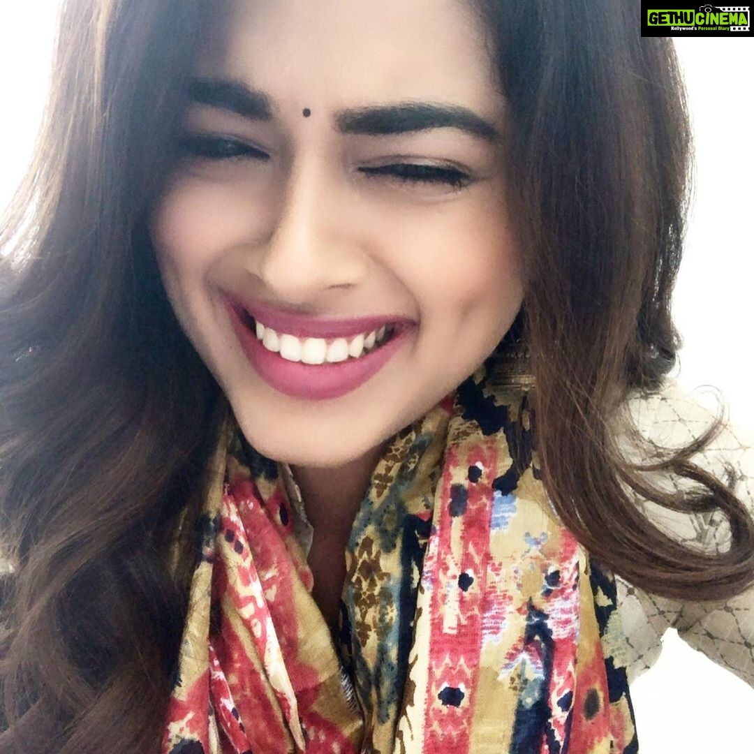Siddhi Idnani Instagram - Happiness and laughter only 💜🌈