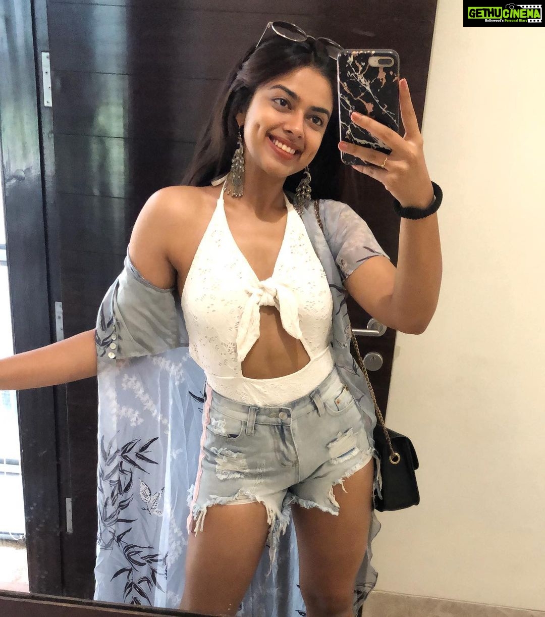 Siddhi Idnani Instagram - Craving a vacay! 🌻🏖☀️