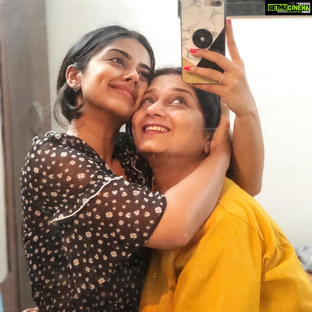 Siddhi Idnani Instagram - Words aren’t enough to describe what you mean to me. My literal All-in-one 💜 I love you sooooo much Mummaa🧸 Happy Mother’s Day to you today and everyday. Can’t wait to see you and smother you with kisses and cuddles and surprises🎁🤪💜