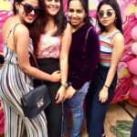Siddhi Idnani Instagram - It’s hard to find a friend who’s cute, loving, loyal (af),sexy, caring and smart 🤷🏻‍♀️ You guys are really really lucky 💜 #selfappreciation jk #ILY #BestFriends Su Casa