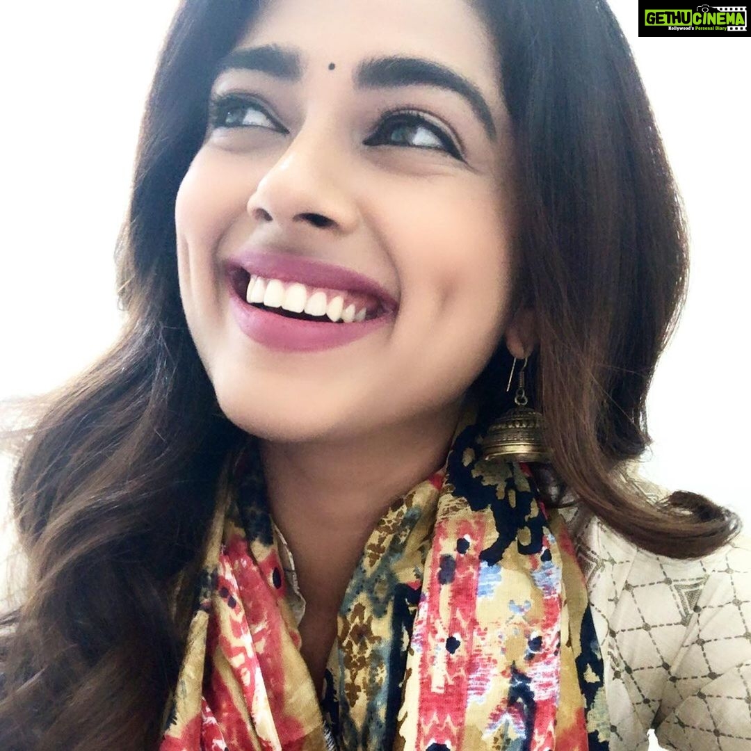 Siddhi Idnani Instagram - Happiness and laughter only 💜🌈