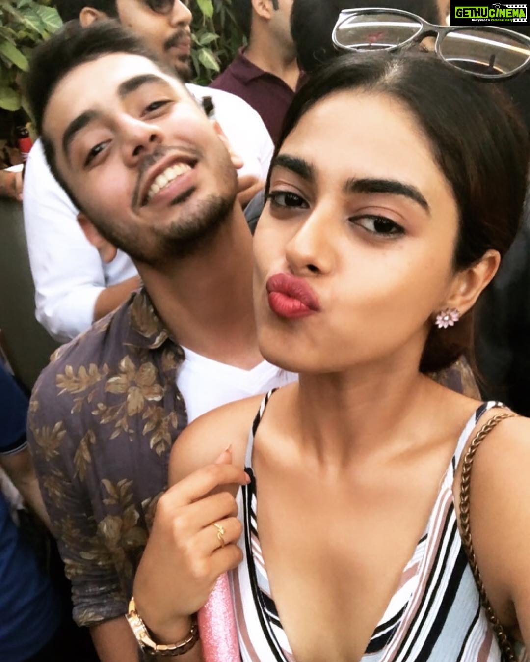 Siddhi Idnani Instagram - It’s hard to find a friend who’s cute, loving, loyal (af),sexy, caring and smart 🤷🏻♀️ You guys are really really lucky 💜 #selfappreciation jk #ILY #BestFriends Su Casa