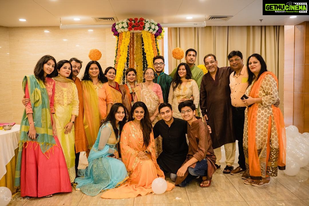 Siddhi Idnani Instagram - Nothing like family 🌸 #DaveClan #MissYou . . . . . 📷 - @studiobeunique Anand, Gujarat