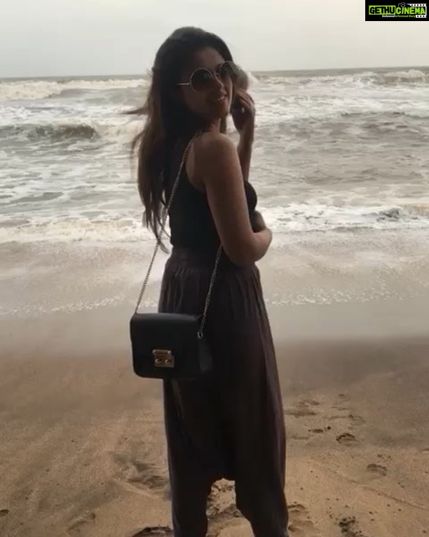 Siddhi Idnani Instagram - Beach is where the heart is 🤷🏻♀️ #GOA #BeachLife #MandatoryVacay Anjuna Beach, Goa