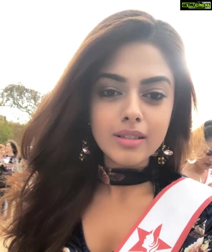 Siddhi Idnani Instagram - One of those pictures I could frame and keep for life ✨ . . . 👗 - @srstore09 Accessory - @bienmode #siddhiidnani #misssupertalentindia2018 #parisinnovember #paris #indiantraveldiaries #WhenInFrance #Europe
