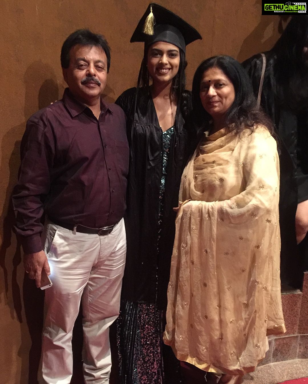 Siddhi Idnani Instagram - “What feels like the end is often the beginning” So grateful for all the memories and some really beautiful friends that R.D.National College has given me. Graduation Day 🎓 #WeDidIt #Graduated #Gratitude R. D. National College