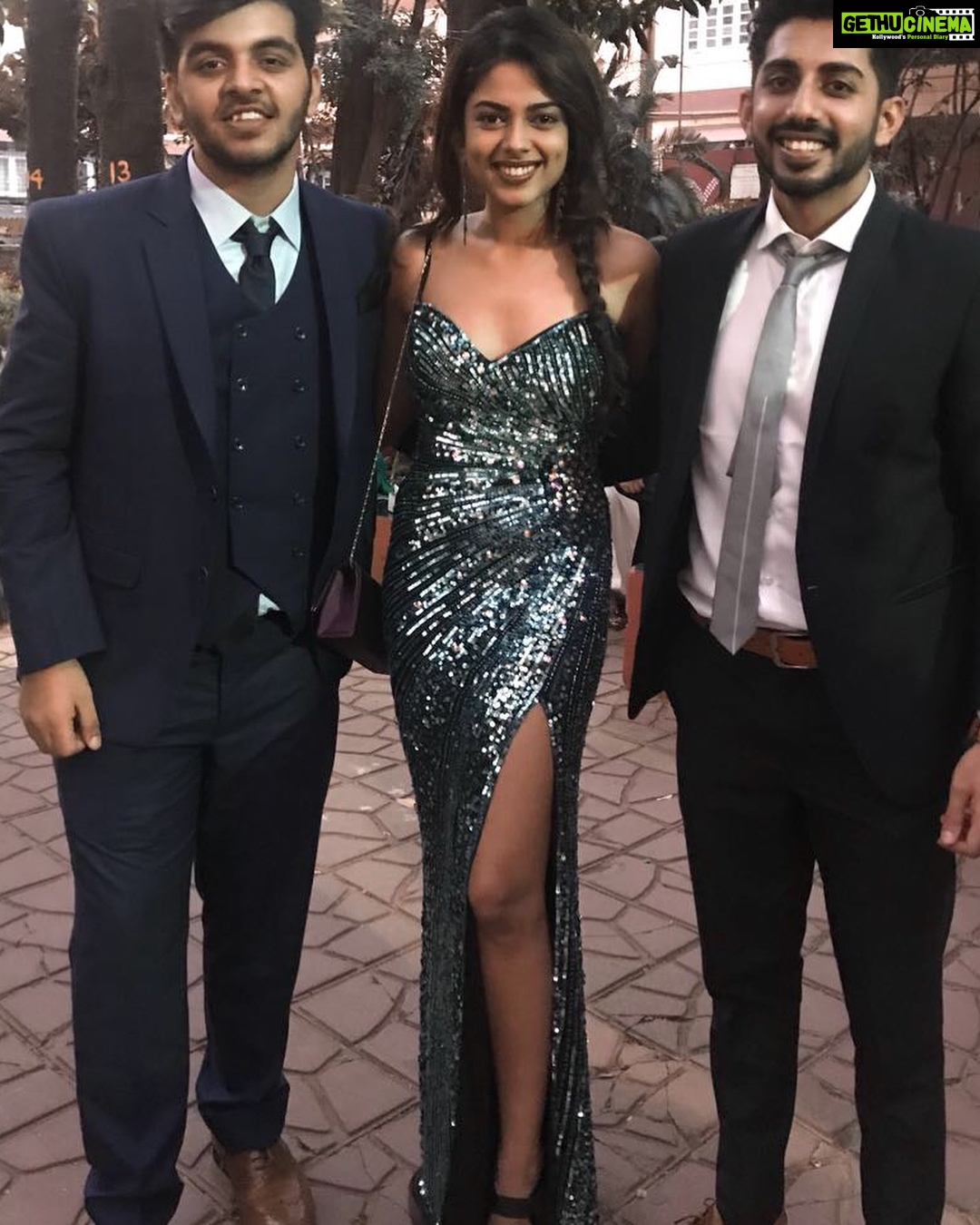 Siddhi Idnani Instagram - “What feels like the end is often the beginning” So grateful for all the memories and some really beautiful friends that R.D.National College has given me. Graduation Day 🎓 #WeDidIt #Graduated #Gratitude R. D. National College