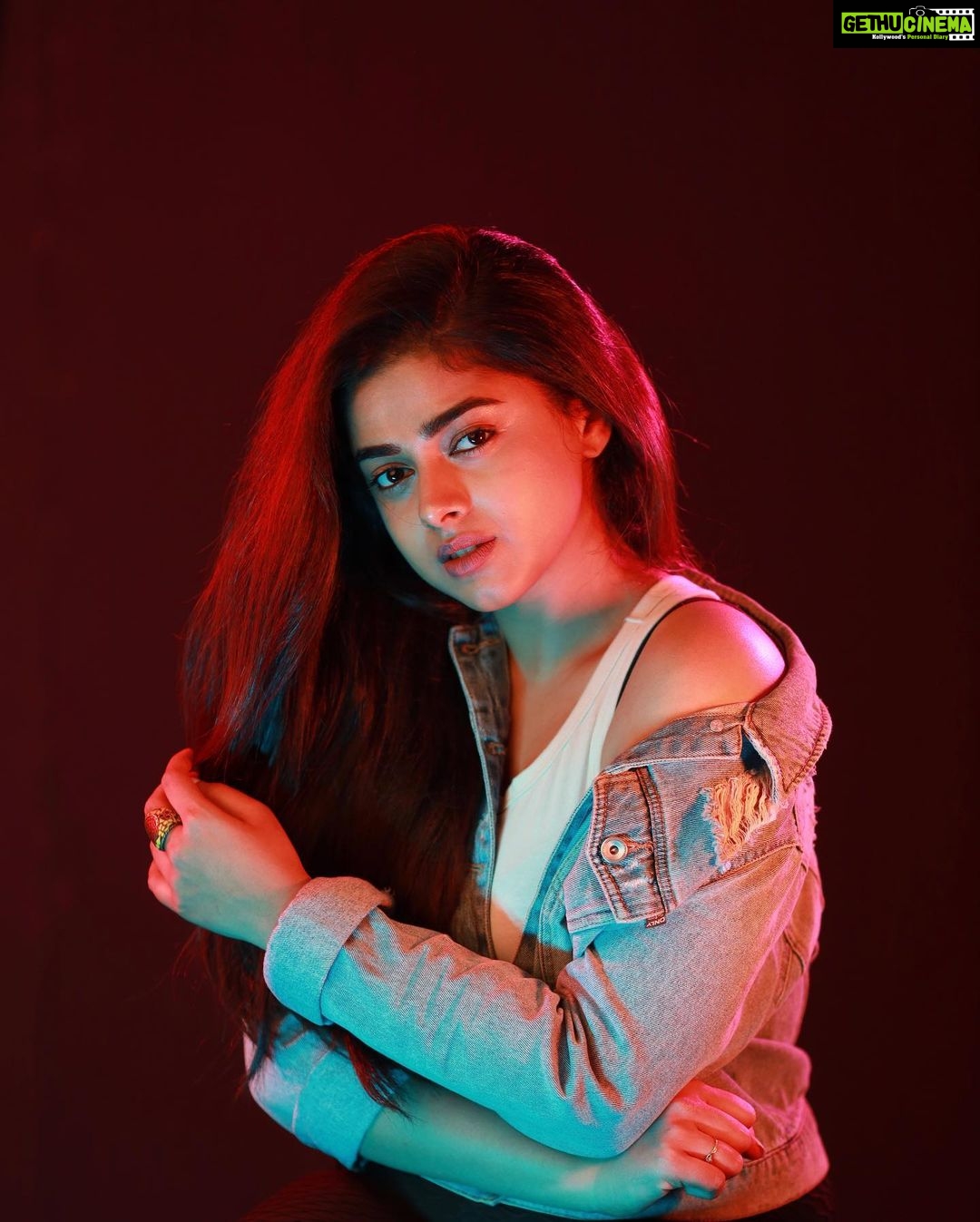 Siddhi Idnani Instagram - I'm already up here and I got my eyes closed And I ain't never fell from a love this tall Are you ready? 'Cause I'm ready to let go Guess there's somethin' 'bout the neon and red glow Got me thinkin' 'bout givin' all in #SomethingToldMeItWasYou . . . 📸- @deepak_durai_photography