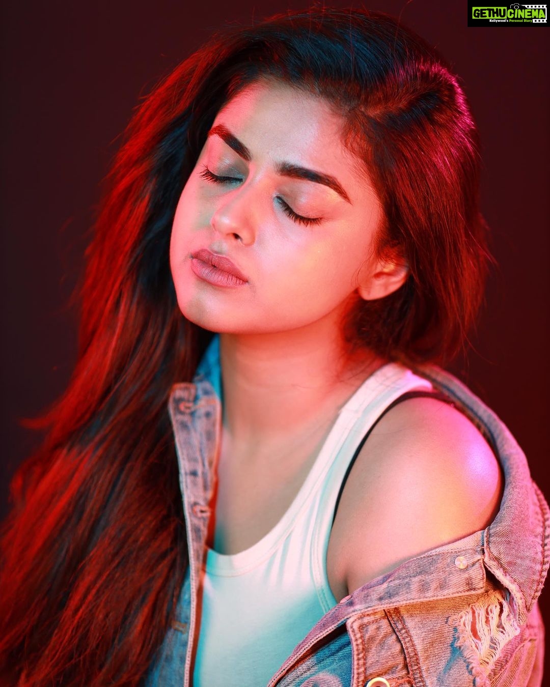 Siddhi Idnani Instagram - I'm already up here and I got my eyes closed And I ain't never fell from a love this tall Are you ready? 'Cause I'm ready to let go Guess there's somethin' 'bout the neon and red glow Got me thinkin' 'bout givin' all in #SomethingToldMeItWasYou . . . 📸- @deepak_durai_photography