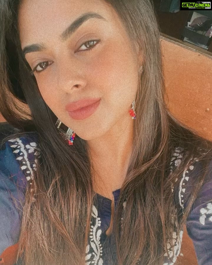 Siddhi Idnani Instagram - I spent the whole afternoon doing this…. The last video depicts the cheeky narcissist guilt 😵💫🤓🥸🤪🥰