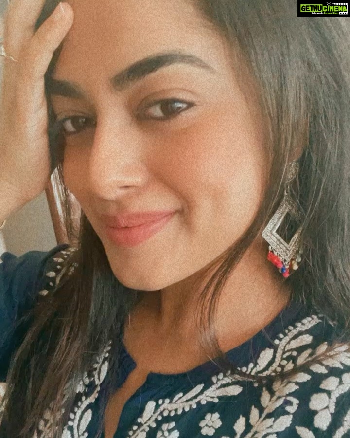 Siddhi Idnani Instagram - I spent the whole afternoon doing this…. The last video depicts the cheeky narcissist guilt 😵💫🤓🥸🤪🥰