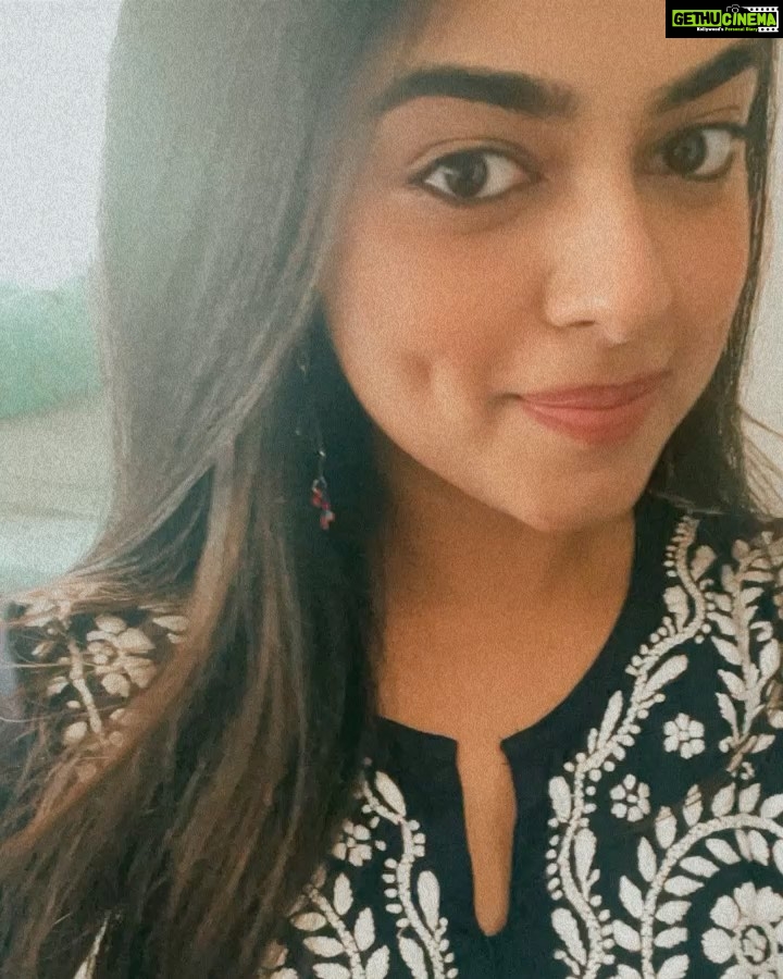 Siddhi Idnani Instagram - I spent the whole afternoon doing this…. The last video depicts the cheeky narcissist guilt 😵💫🤓🥸🤪🥰