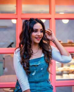 Smruthi Venkat Instagram - Good morning guys ✨ Have a happy week ahead ☺️ #tuesday #morningvibes #feltcutemightdeletelater Pc @mithunksairam H&M @liyash_makeup_artist