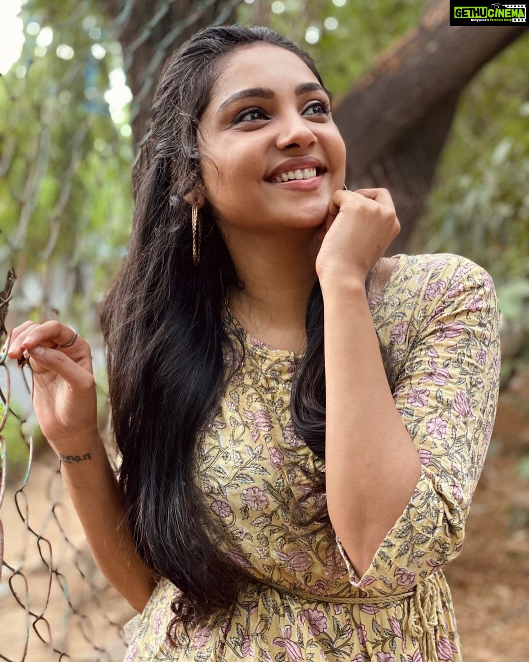 Smruthi Venkat Instagram - ✨ #happysaturday