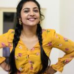 Smruthi Venkat Instagram - Have a happy week ahead ✨ Thanks @nekhi_india for the earrings 😍 PC @mithunksairam