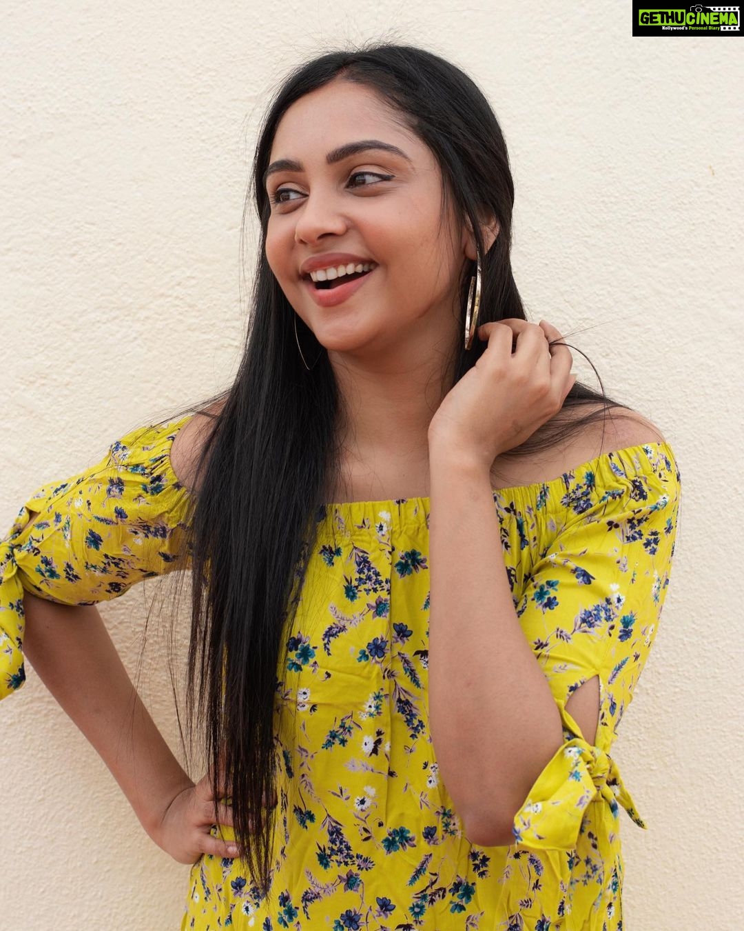 Smruthi Venkat Instagram - ✨😇# 📷 @mithunksairam Hair @sowmya_venkat