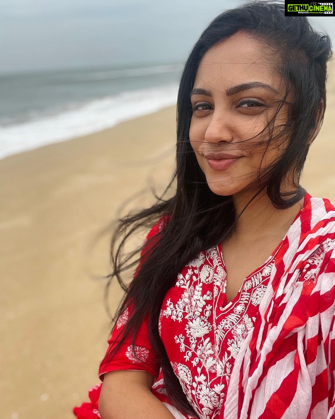 Smruthi Venkat Instagram - #beachday Couldn’t decide which one to post so I posted all 🤪