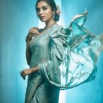 Smruthi Venkat Instagram - ✨ PC @jeevan_wedding_arts @jeevan_jwa H & M @makeupandhairbyrehana Saree @anjushankarofficial Jewellry @rimliboutique Co-ordinated by @makeoverbyimti