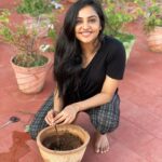 Smruthi Venkat Instagram - #worldenvironmentday As today is world environment day I did my part by planting a rose plant🌱 I have always loved gardening and I have around 60 plants in my terrace garden!Now adding this plant to my garden 🌹 Make world a greener and a better place ✨🌿