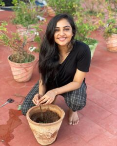 Smruthi Venkat Instagram - #worldenvironmentday 
As today is world environment day I did my part by planting a rose plant🌱 
I have always loved gardening and I have around 60 plants in my terrace garden!Now adding this plant to my garden 🌹
Make world a greener and a better place ✨🌿