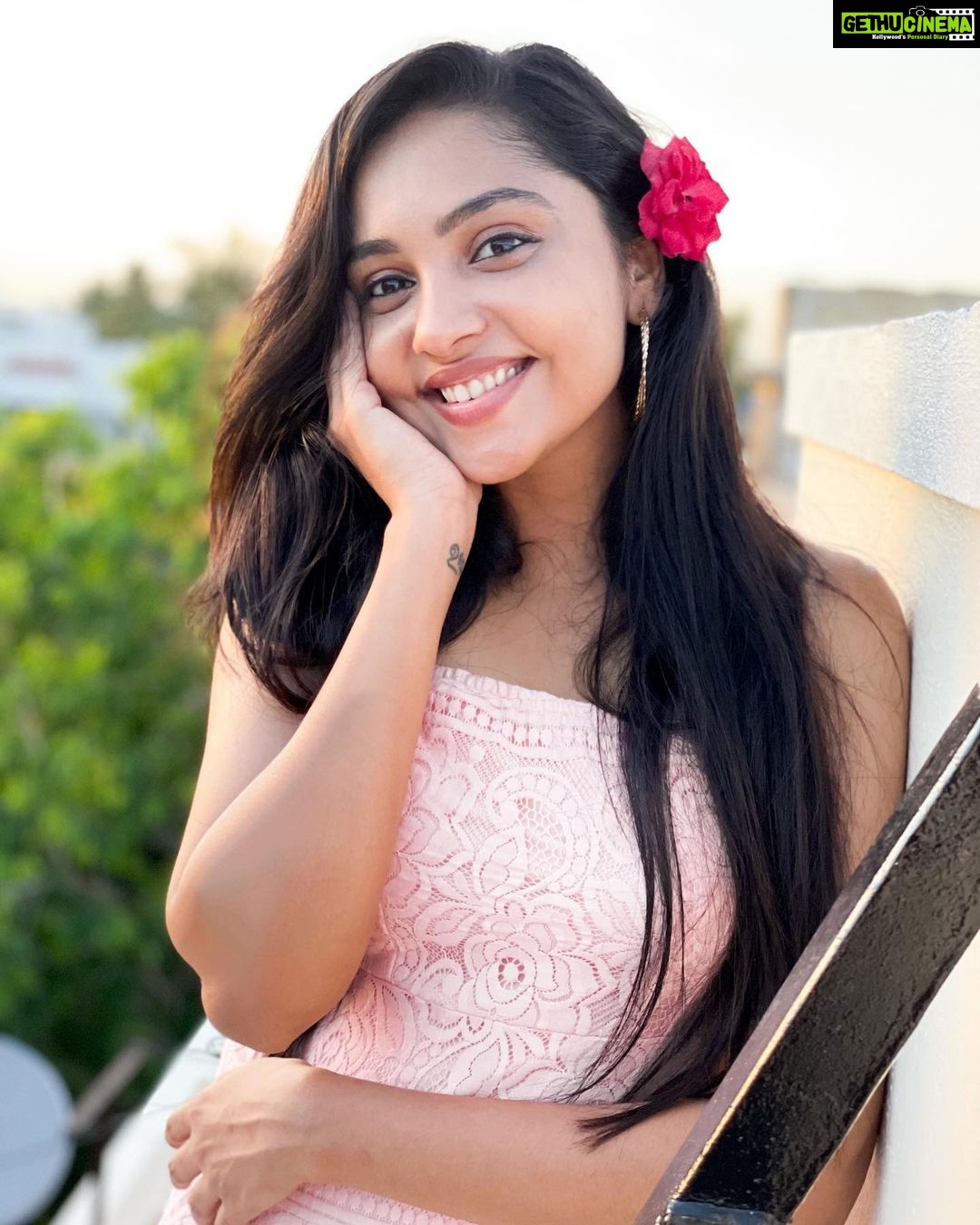 Smruthi Venkat Instagram - #tuesdayvibes ✨