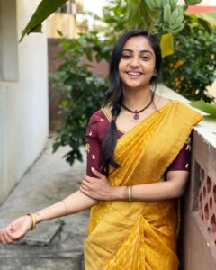 Smruthi Venkat Instagram - Good evening guys ✨

#candid #candidsmile #sareeday #saree #smiles