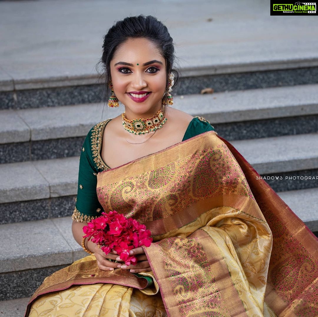 Smruthi Venkat Instagram - அனைவருக்கும் இனிய பொங்கல் நல்வாழ்த்துக்கள் ✨ Saree @shadhan_creations Pc @shadowsphotographyy Mua @lakshmiajay_makeupartistry Hair @durga_hair_stylist