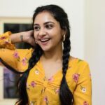 Smruthi Venkat Instagram - Have a happy week ahead ✨ Thanks @nekhi_india for the earrings 😍 PC @mithunksairam
