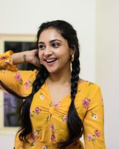 Smruthi Venkat Instagram - Have a happy week ahead ✨

Thanks @nekhi_india for the earrings 😍 

PC @mithunksairam