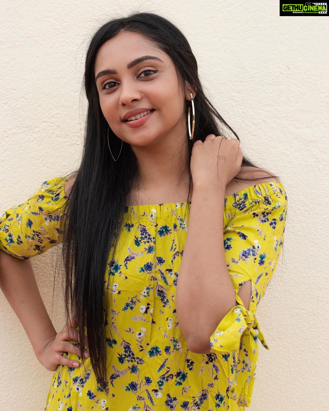 Smruthi Venkat Instagram - ✨😇# 📷 @mithunksairam Hair @sowmya_venkat
