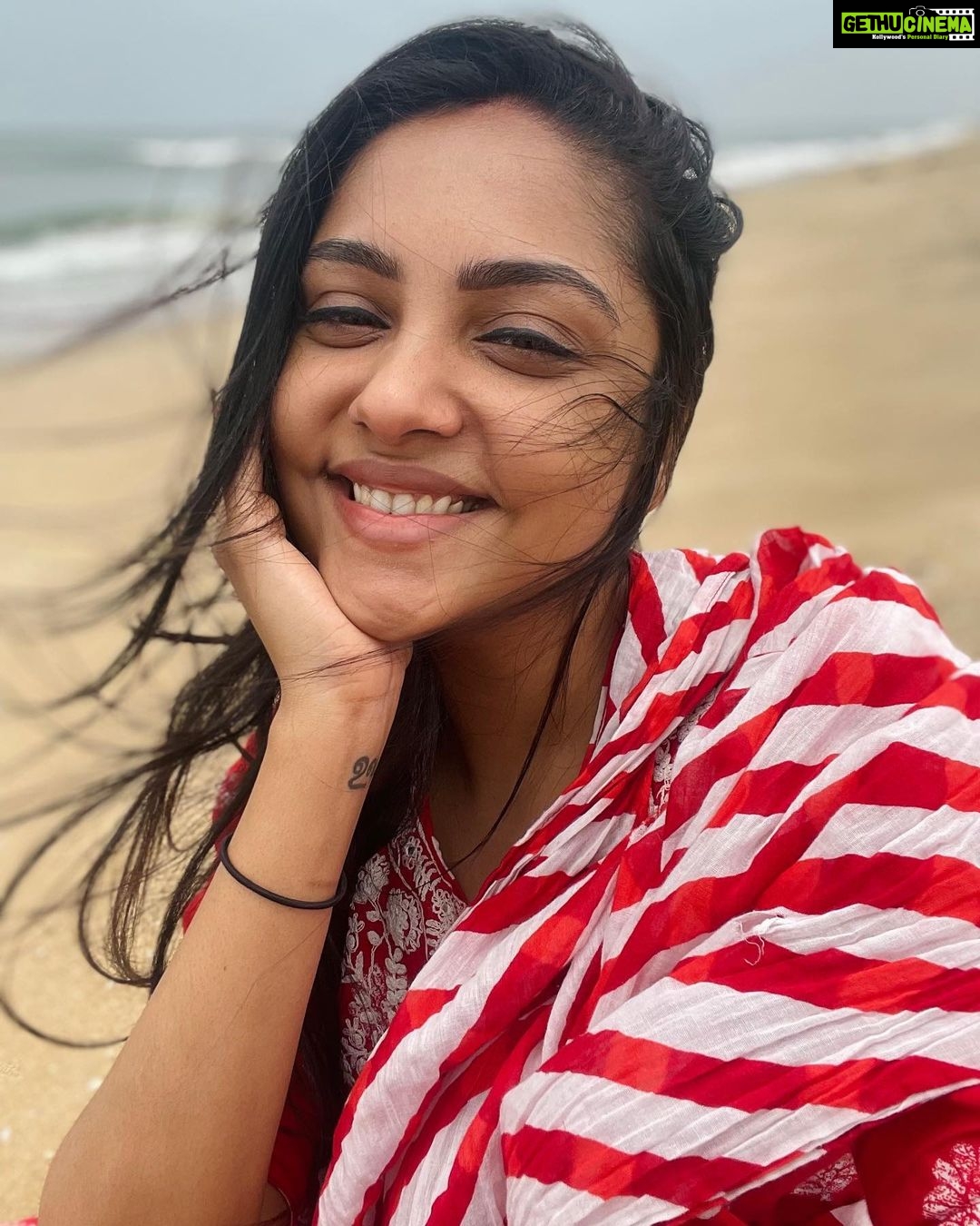 Smruthi Venkat Instagram - #beachday Couldn’t decide which one to post so I posted all 🤪