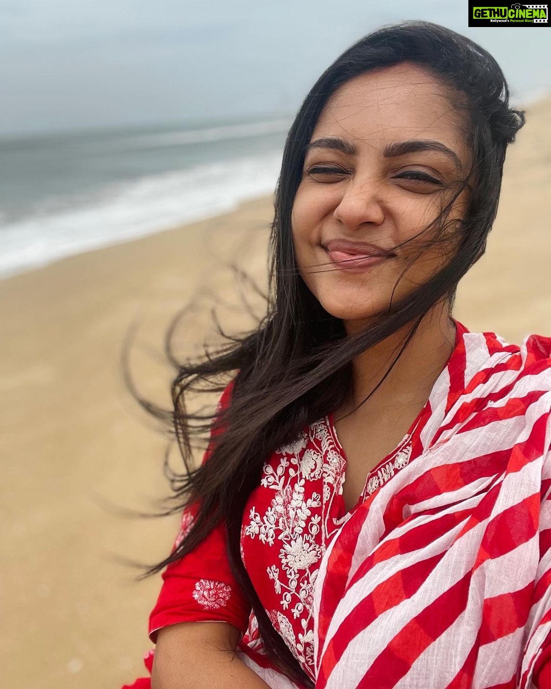Smruthi Venkat Instagram - #beachday Couldn’t decide which one to post so I posted all 🤪