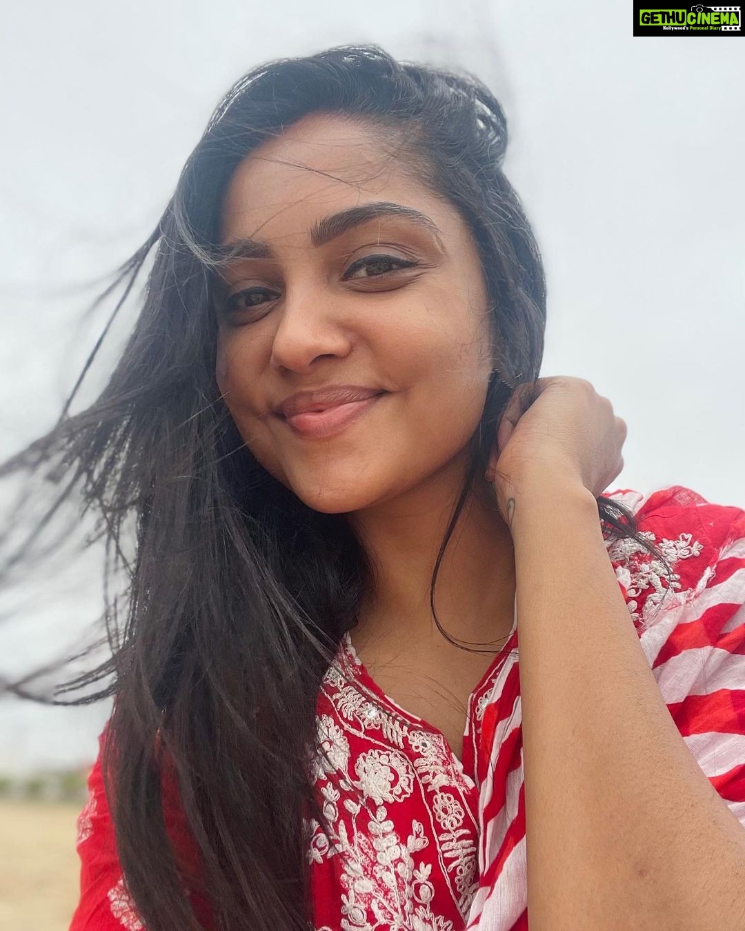 Smruthi Venkat Instagram - #beachday Couldn’t decide which one to post so I posted all 🤪