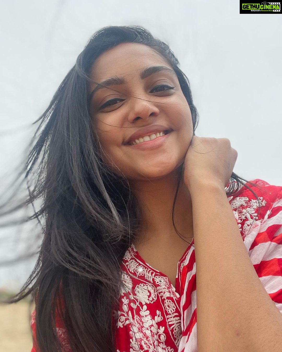 Smruthi Venkat Instagram - #beachday Couldn’t decide which one to post so I posted all 🤪