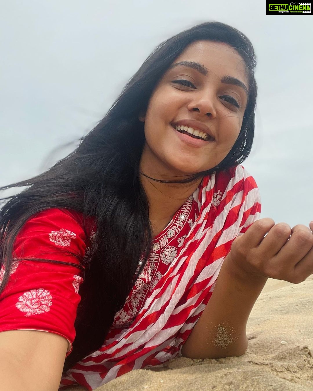 Smruthi Venkat Instagram - #beachday Couldn’t decide which one to post so I posted all 🤪