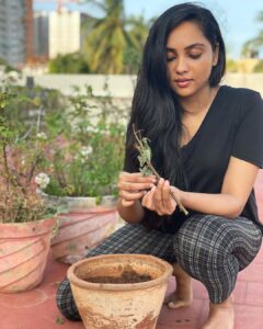 Smruthi Venkat Instagram - #worldenvironmentday 
As today is world environment day I did my part by planting a rose plant🌱 
I have always loved gardening and I have around 60 plants in my terrace garden!Now adding this plant to my garden 🌹
Make world a greener and a better place ✨🌿